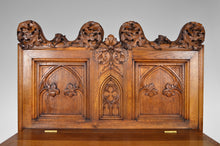 Charger l&#39;image dans la galerie, Banc-coffre Gothique d&#39;église en chêne sculpté
