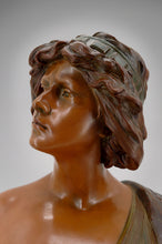 Lade das Bild in den Galerie-Viewer, Buste de Judith en terre cuite par Ricardo Aurilli, circa 1900-1910
