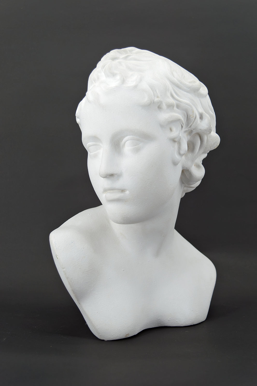 Buste féminin en plâtre à l'antique