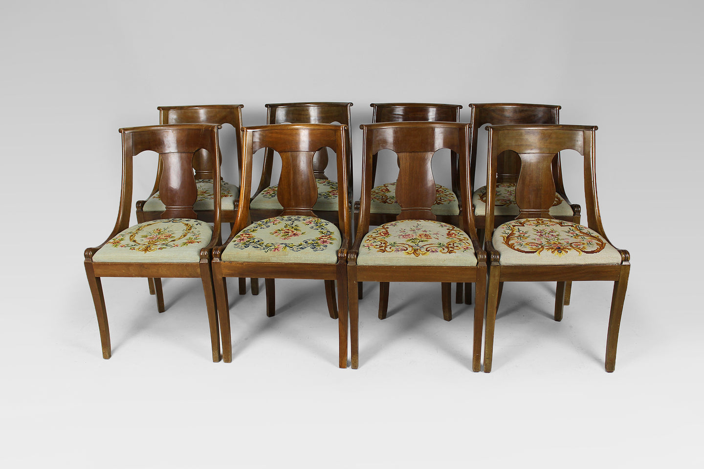 Lot de 8 chaises de salle à manger en acajou, style Restauration, XIXe.