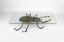Lade das Bild in den Galerie-Viewer, Table basse au scarabée par François Melin, circa 1970
