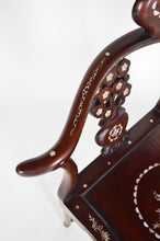 Загрузить изображение в средство просмотра галереи, 4 fauteuils asiatiques en bois sculpté et marquetés de nacre, début XXe
