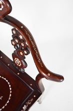 Charger l&#39;image dans la galerie, 4 fauteuils asiatiques en bois sculpté et marquetés de nacre, début XXe

