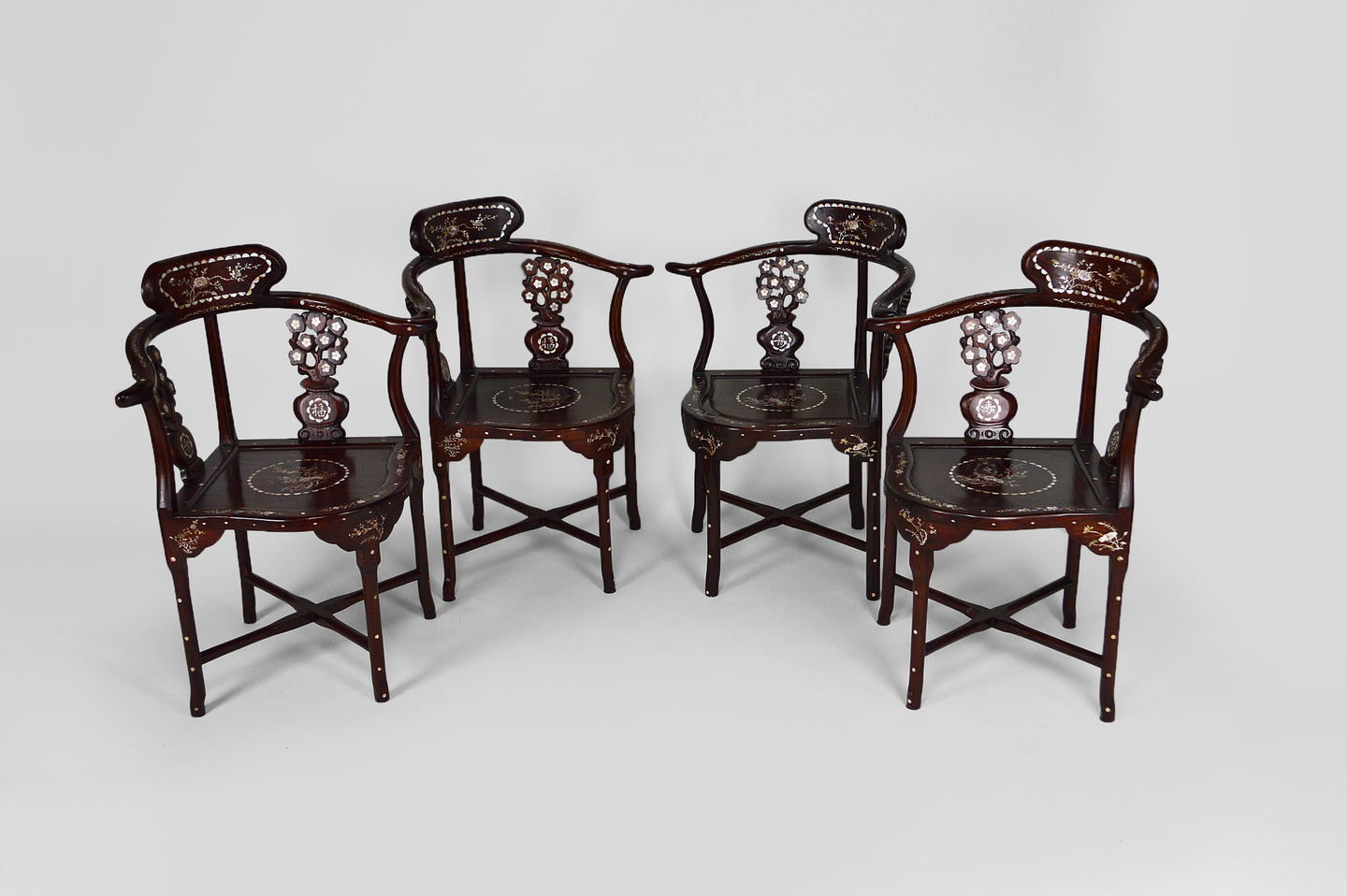 4 fauteuils asiatiques en bois sculpté et marquetés de nacre, début XXe