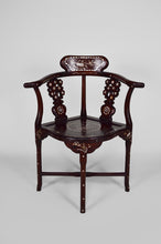 Lade das Bild in den Galerie-Viewer, 4 fauteuils asiatiques en bois sculpté et marquetés de nacre, début XXe
