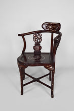 Lade das Bild in den Galerie-Viewer, 4 fauteuils asiatiques en bois sculpté et marquetés de nacre, début XXe
