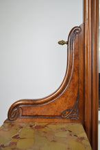 Load image into Gallery viewer, Chambre Art Nouveau en noyer sculpté à thème floral et loupe, 5 éléments
