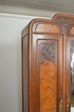 Load image into Gallery viewer, Chambre Art Nouveau en noyer sculpté à thème floral et loupe, 5 éléments
