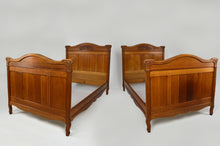 Lade das Bild in den Galerie-Viewer, Chambre Art Nouveau avec lits jumeaux en chêne massif sculpté, 3 éléments
