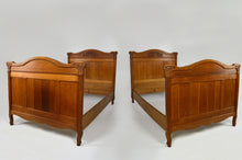 Cargar imagen en el visor de la galería, Chambre Art Nouveau avec lits jumeaux en chêne massif sculpté, 3 éléments
