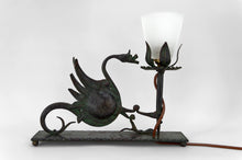 Cargar imagen en el visor de la galería, Lampe à poser au dragon en fer forgé, circa 1900
