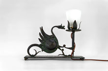 Charger l&#39;image dans la galerie, Lampe à poser au dragon en fer forgé, circa 1900
