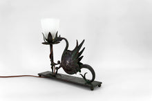 将图片加载到图库查看器，Lampe à poser au dragon en fer forgé, circa 1900
