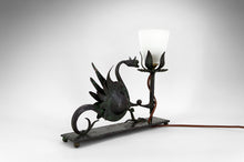 Lade das Bild in den Galerie-Viewer, Lampe à poser au dragon en fer forgé, circa 1900
