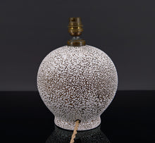 Charger l&#39;image dans la galerie, Lampe en céramique blanche et brune style Besnard, circa 1930
