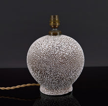Load image into Gallery viewer, Lampe en céramique blanche et brune style Besnard, circa 1930
