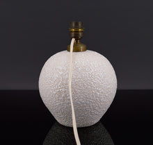 Load image into Gallery viewer, Lampe en céramique blanche style Besnard, circa 1930
