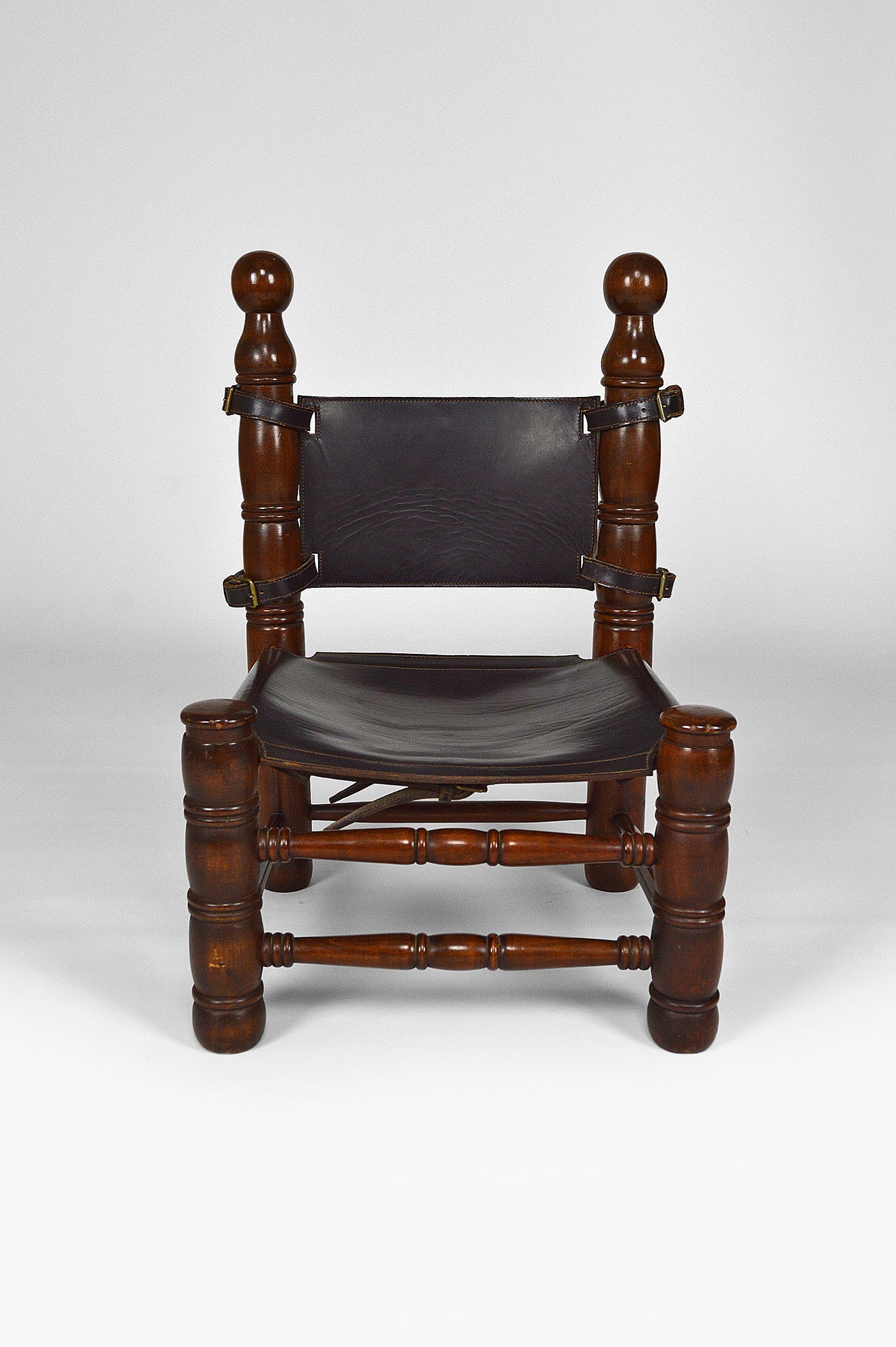 Chaise basse Moderniste en bois et cuir