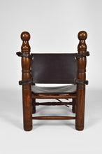 Charger l&#39;image dans la galerie, Chaise basse Moderniste en bois et cuir
