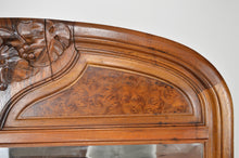 Load image into Gallery viewer, Miroir trumeau Art Nouveau sculpté de vigne, en noyer et loupe
