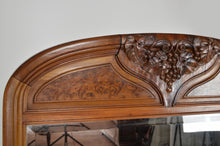 Cargar imagen en el visor de la galería, Miroir trumeau Art Nouveau sculpté de vigne, en noyer et loupe
