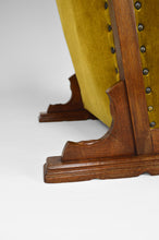 Cargar imagen en el visor de la galería, Paire de fauteuils club gothiques en chêne sculpté, vers 1900
