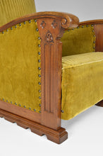 Charger l&#39;image dans la galerie, Paire de fauteuils club gothiques en chêne sculpté, vers 1900
