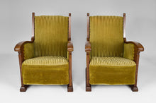 Загрузить изображение в средство просмотра галереи, Paire de fauteuils club gothiques en chêne sculpté, vers 1900
