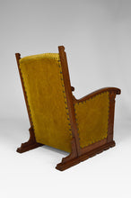 Lade das Bild in den Galerie-Viewer, Paire de fauteuils club gothiques en chêne sculpté, vers 1900
