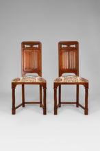 Load image into Gallery viewer, Paire de chaises Néo-Gothique en noyer sculpté

