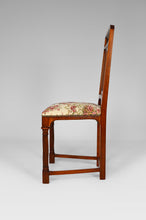 Загрузить изображение в средство просмотра галереи, Paire de chaises Néo-Gothique en noyer sculpté
