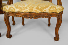 将图片加载到图库查看器，Paire de fauteuils style Louis XV en chêne sculpté

