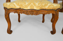 Charger l&#39;image dans la galerie, Paire de fauteuils style Louis XV en chêne sculpté
