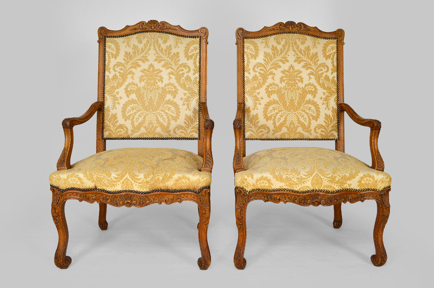 Paire de fauteuils style Louis XV en chêne sculpté