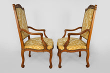 Load image into Gallery viewer, Paire de fauteuils style Louis XV en chêne sculpté
