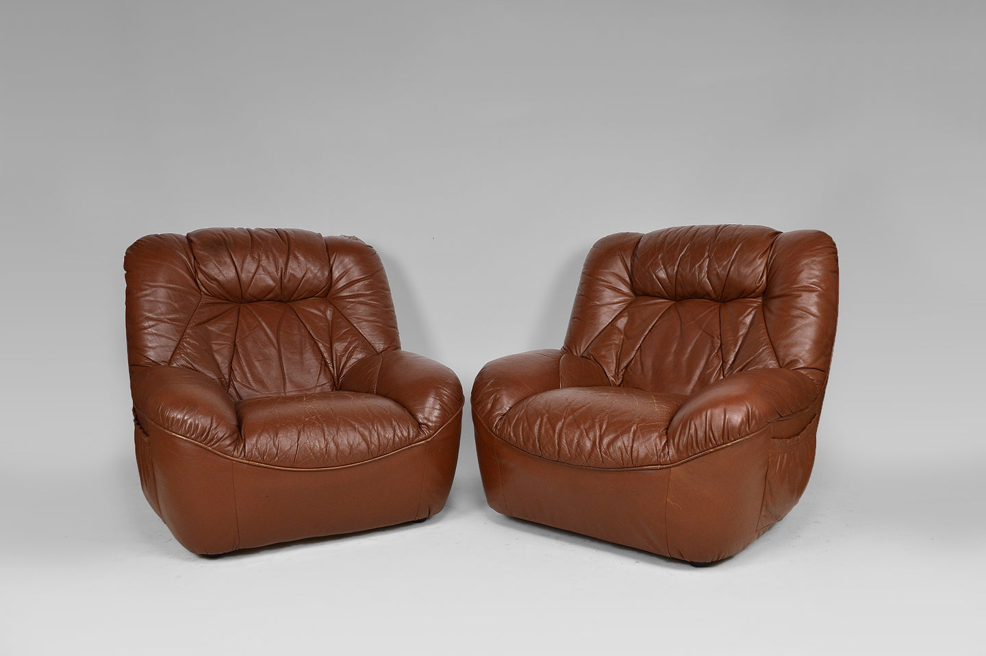 Paire de fauteuils clubs vintage en cuir, circa 1970-1980