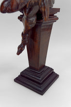 Load image into Gallery viewer, Paire de lampes néo-gothiques en bois sculpté &quot;aux bouffons&quot;, France, XIXe
