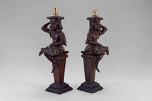 Cargar imagen en el visor de la galería, Paire de lampes néo-gothiques en bois sculpté &quot;aux bouffons&quot;, France, XIXe
