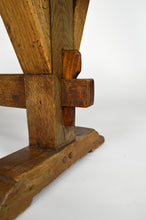 Load image into Gallery viewer, Table basse / petit banc rustique type monastère en chêne
